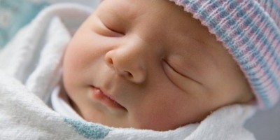 Trẻ sơ sinh đội mũ thóp đi ngủ khiến não chậm phát triển: Chuyên gia y tế nói gì?